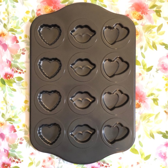 Wilton Other - HEARTS & LIPS MINI CAKES NON-STICK PAN
